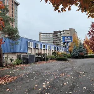 District By Oyo Convention Center 3* Portland